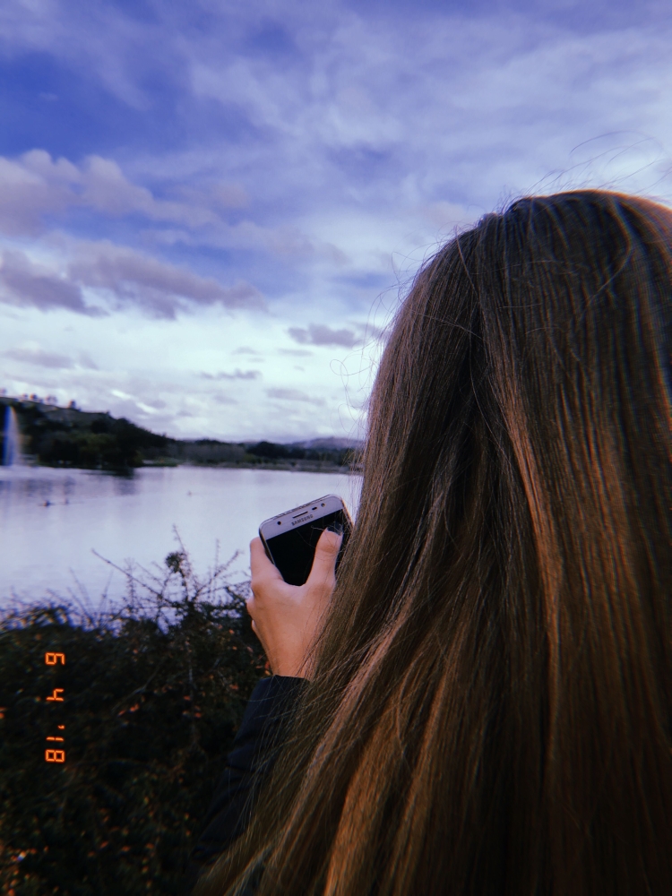 Девушка с темно коричневыми волосами