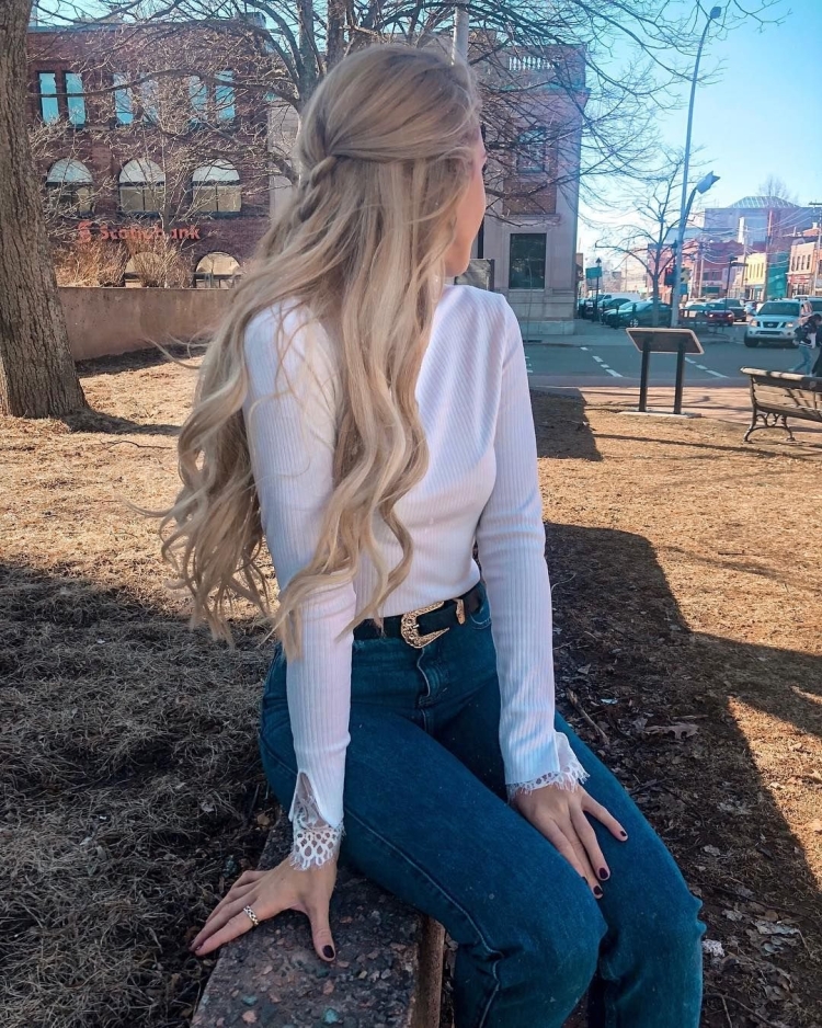 Девушка со светлыми волосами