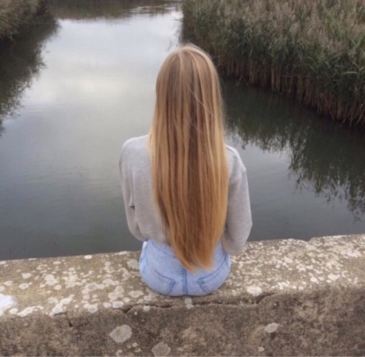 Девушка с русыми волосами без лица