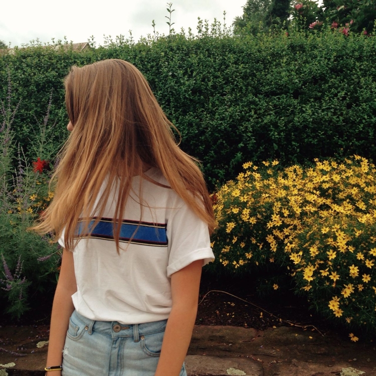 Девушка с русыми волосами без лица