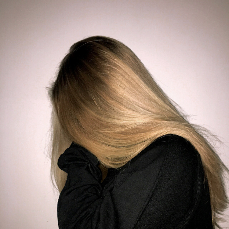 Девушка со светлыми волосами без лица