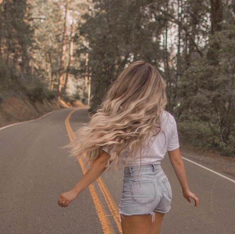 Девочка со светлыми волосами