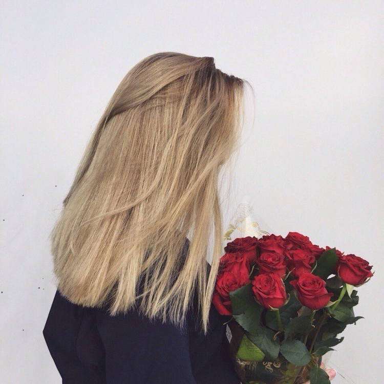 Девушка со светлыми волосами без лица