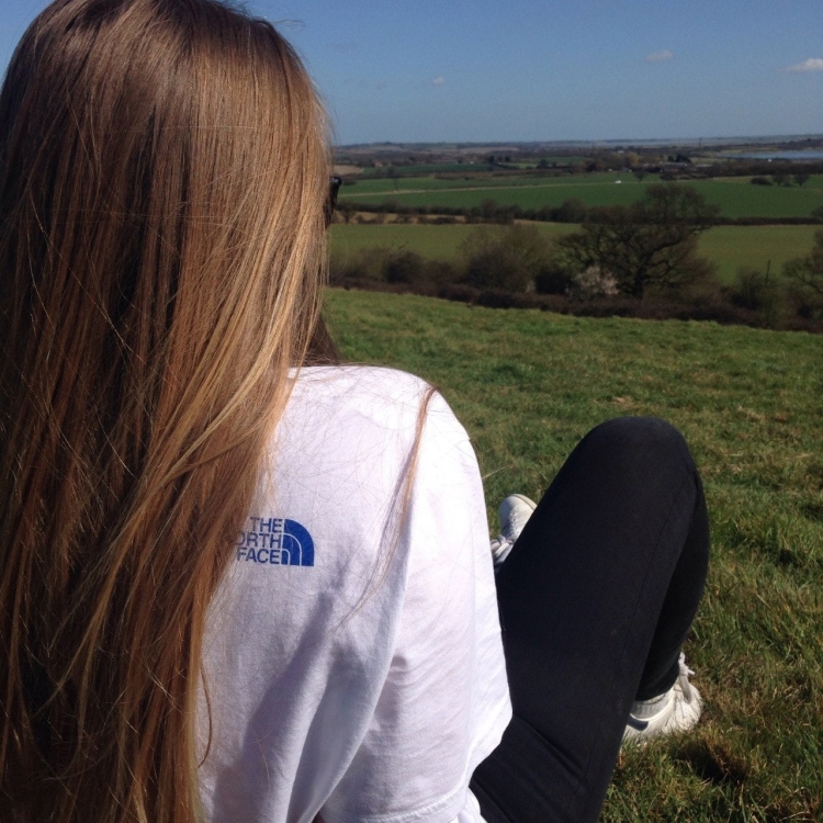 Девушка с русыми волосами без лица