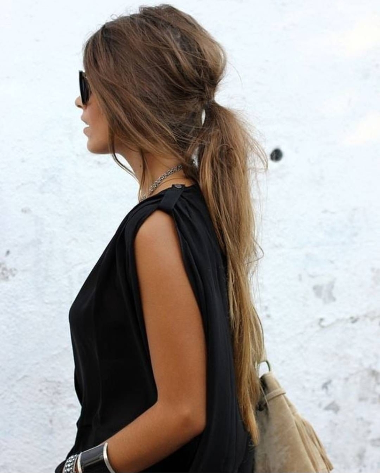 Девушка с длинными русыми волосами