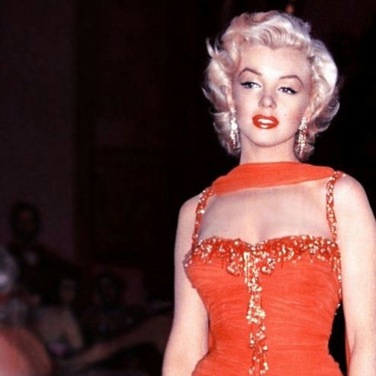 Мэрилин Монро в черном платье