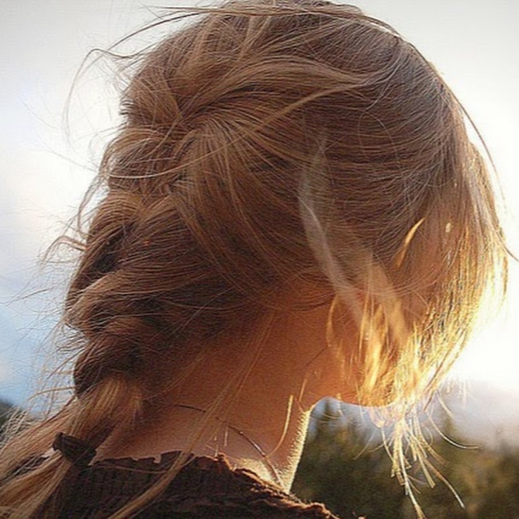 Светлая девушка со спины