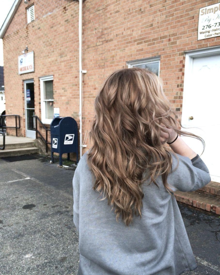 Девушка с русыми волосами со спины