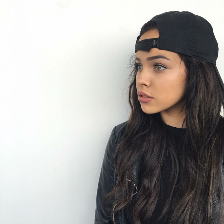 Девушка в кепке козырьком назад