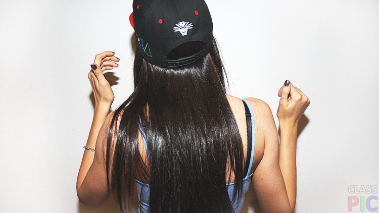 Брюнетка длинным хвостом в кепке