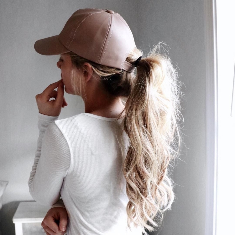 Блондинка в бейсболке