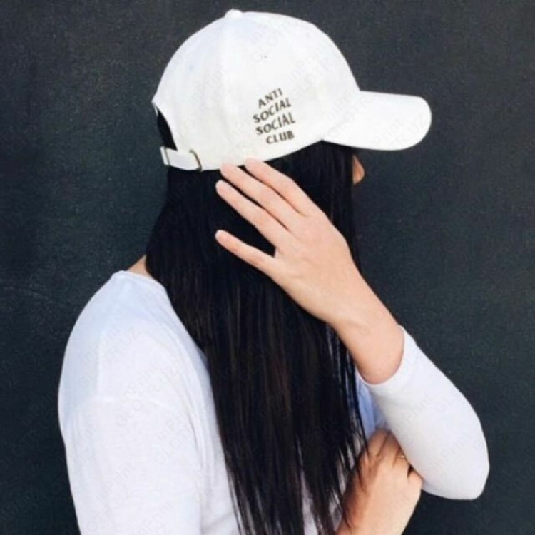 Девушка в бейсболке без лица