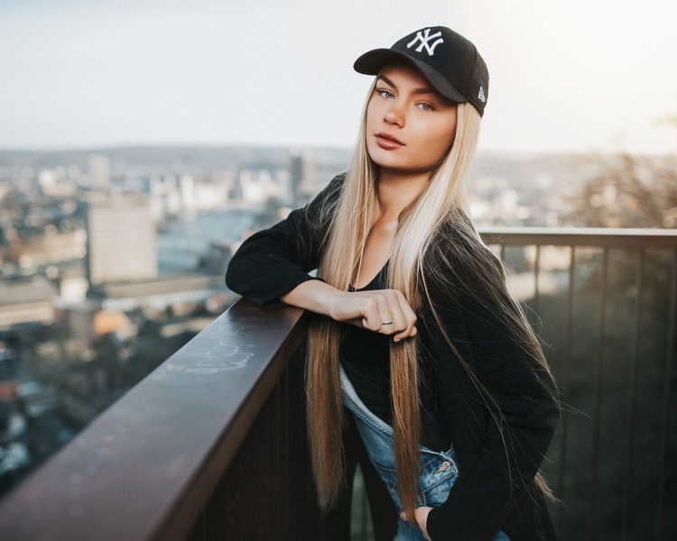 Блондинка в кепке