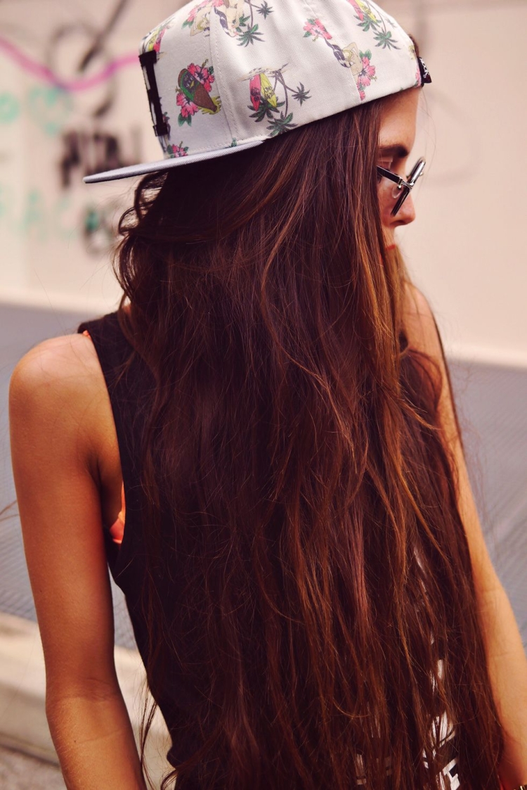 Кепка с длинными волосами