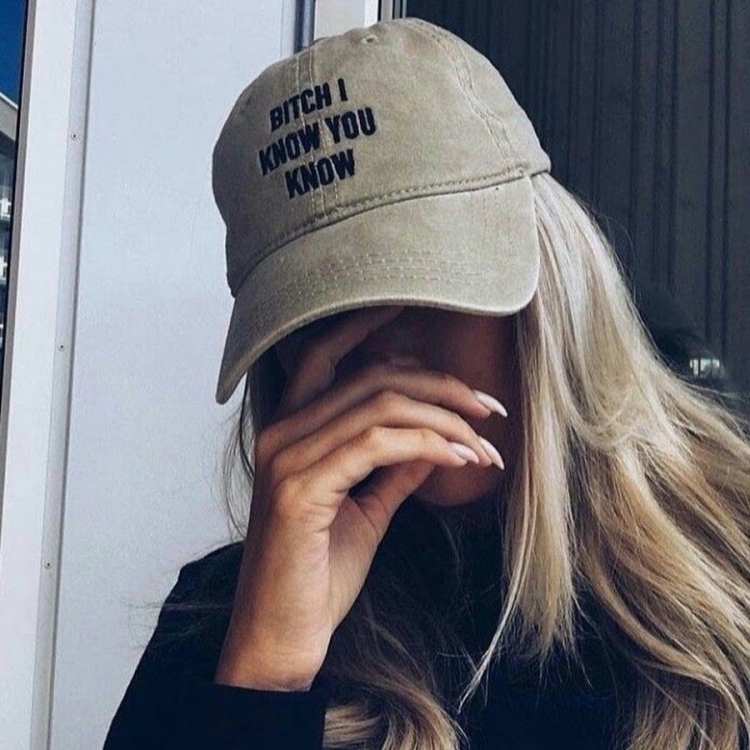 Блондинка в кепке