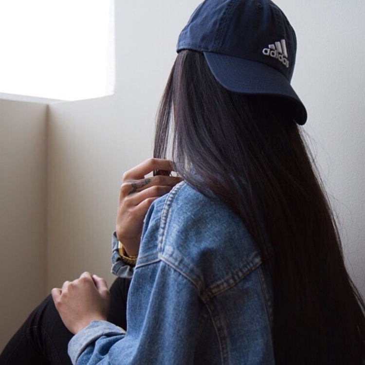 Девушка в бейсболке без лица