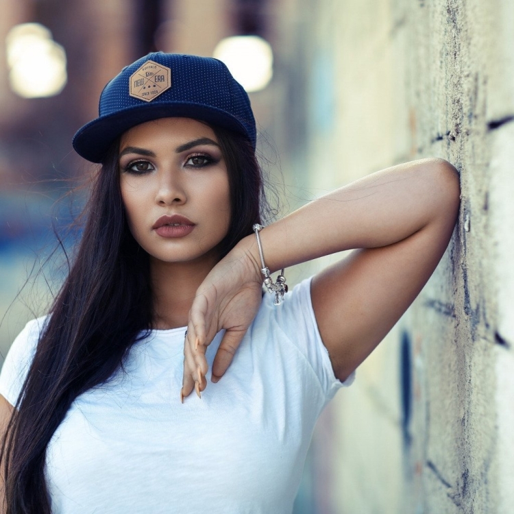 Красивые брюнетки в бейсболке