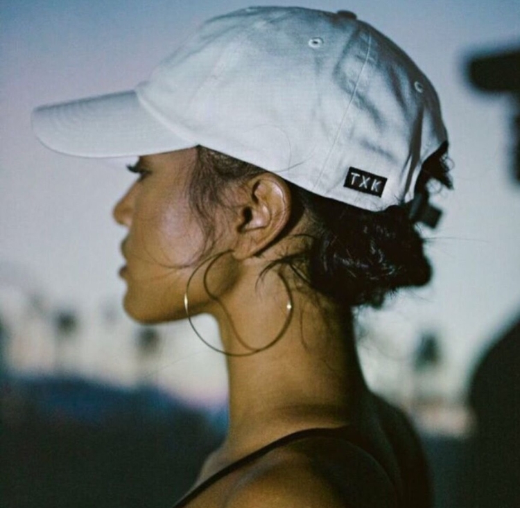 Прически с бейсболкой