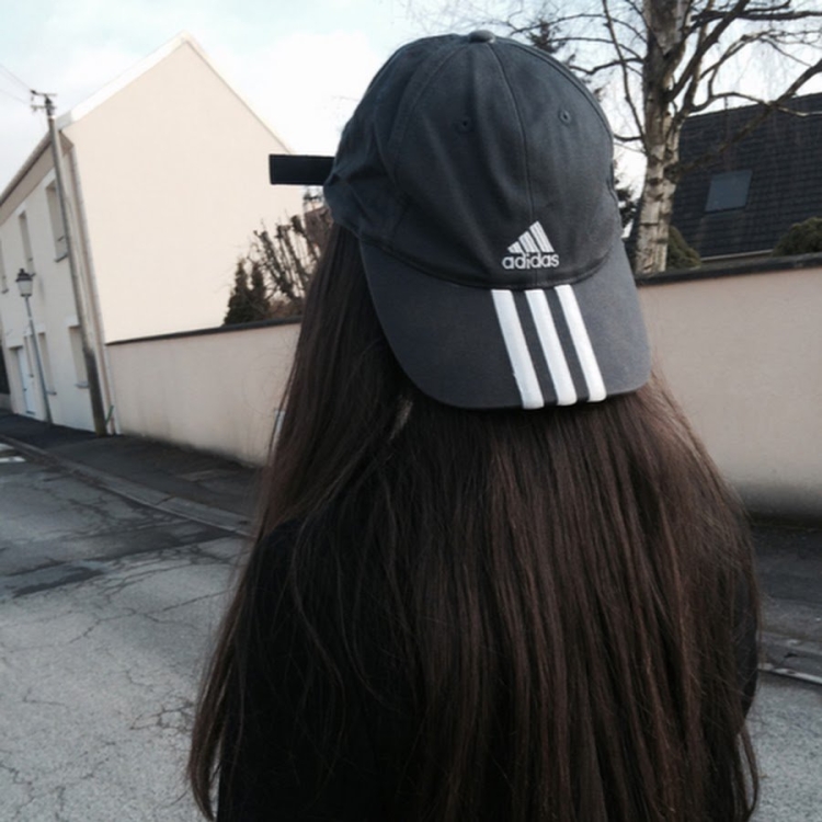 Девушка с черными волосами в кепке