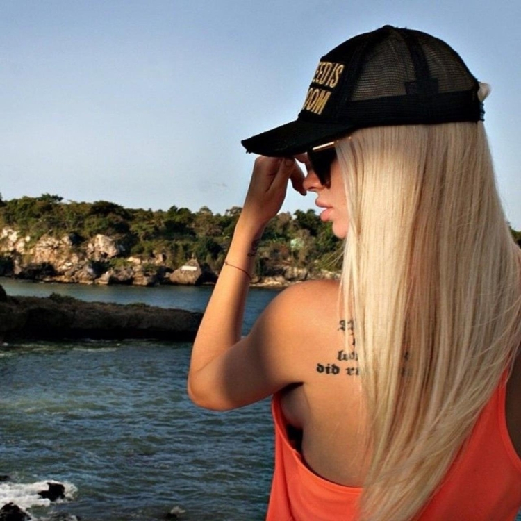 Алёна Шишкова в кепке