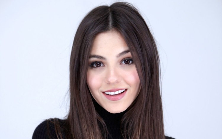 Виктория Джастис анфас