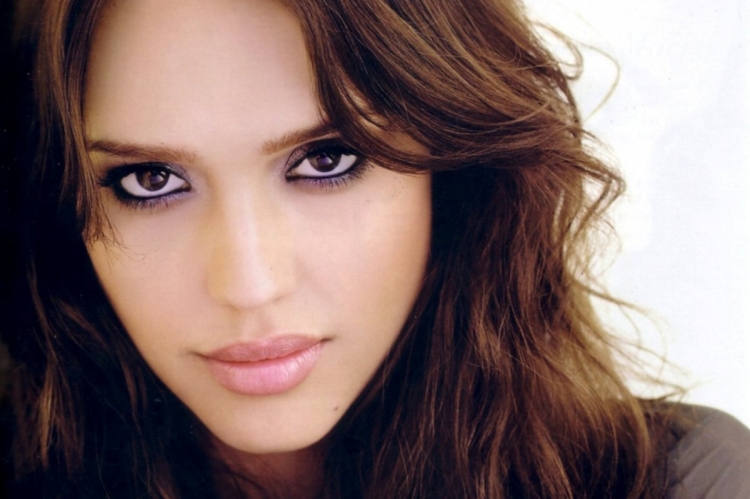 Джессика Альба с голубыми глазами