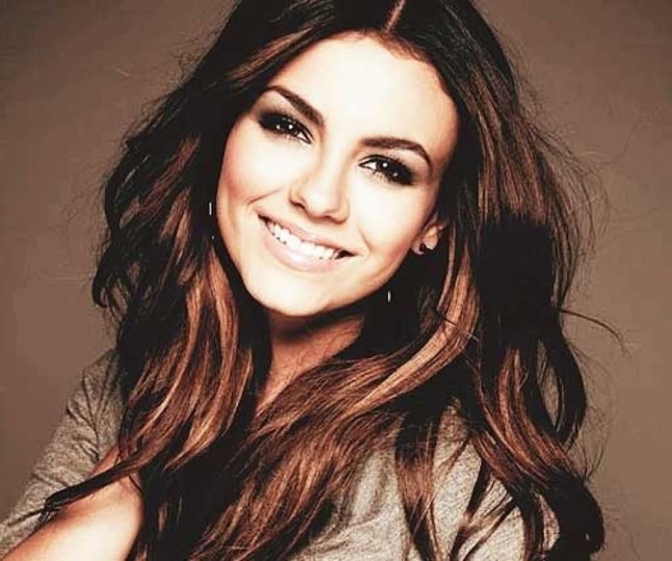 Виктория Джастис цвет волос