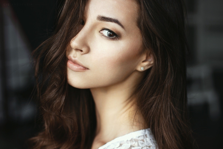 Красивая девушка с каштановыми волосами