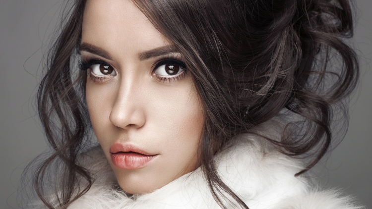 Брюнетка с карими глазами