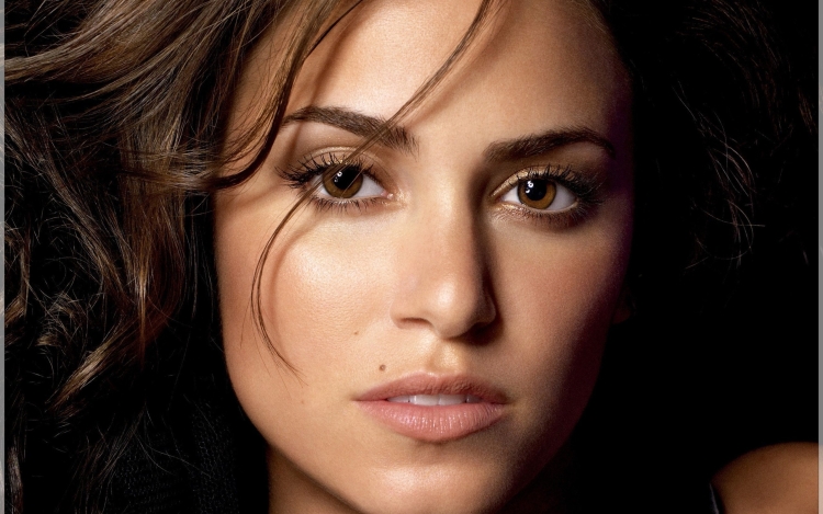 Никки Рид глаза