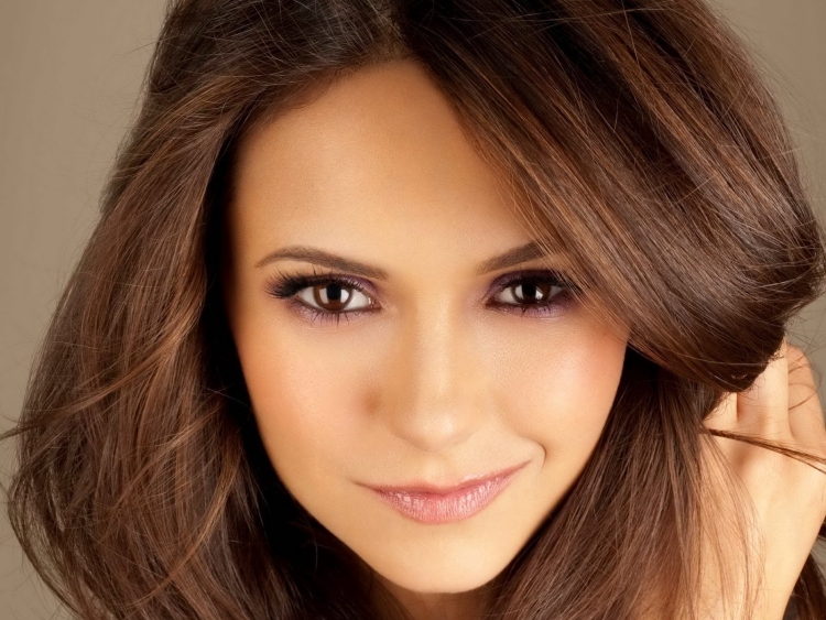 Нина Добрев цвет волос