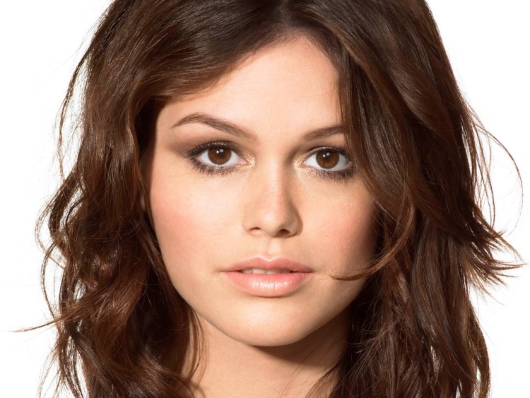 Рэйчел Билсон с короткими волосами