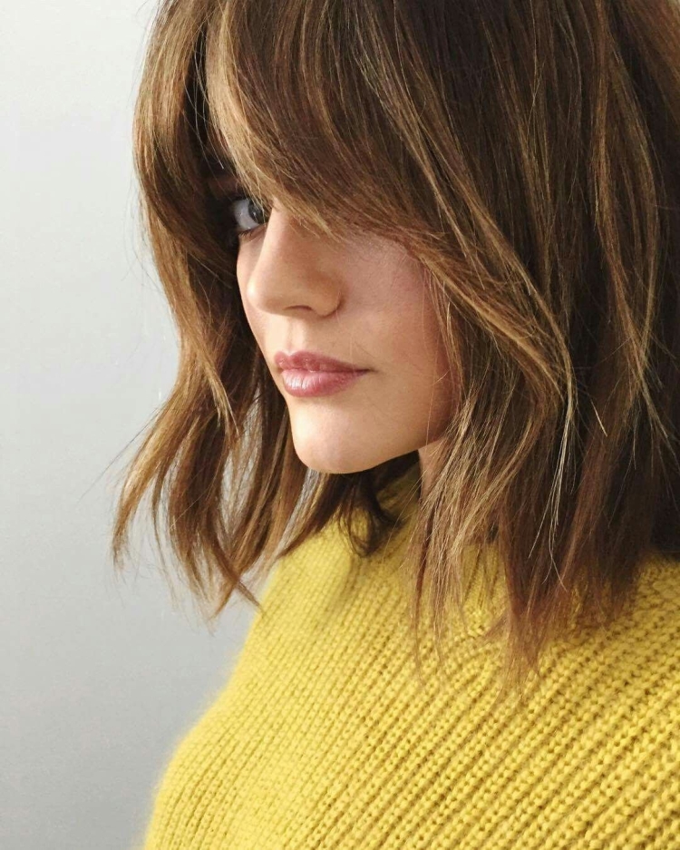 Стрижка на средние вьющиеся волосы с челкой