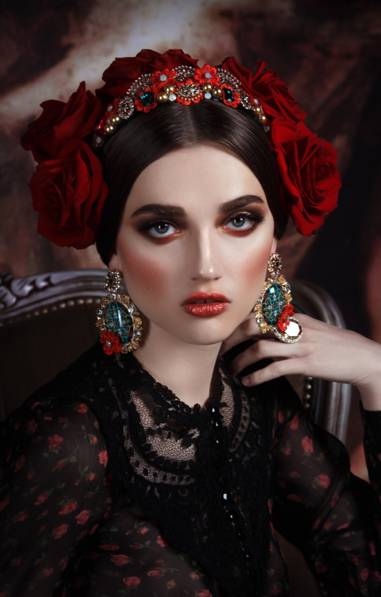 Роза в волосах