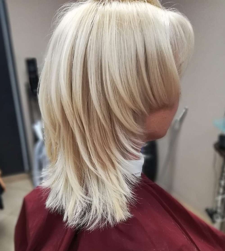 Стрижка лесенкой сзади на средние волосы с челкой