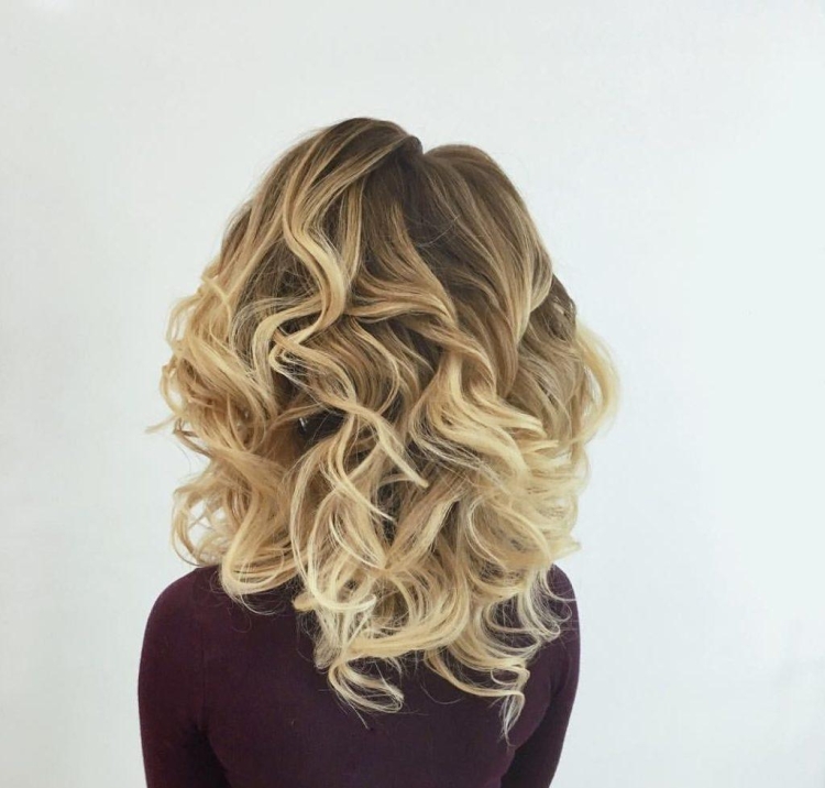Прическа объемные Локоны на средние волосы