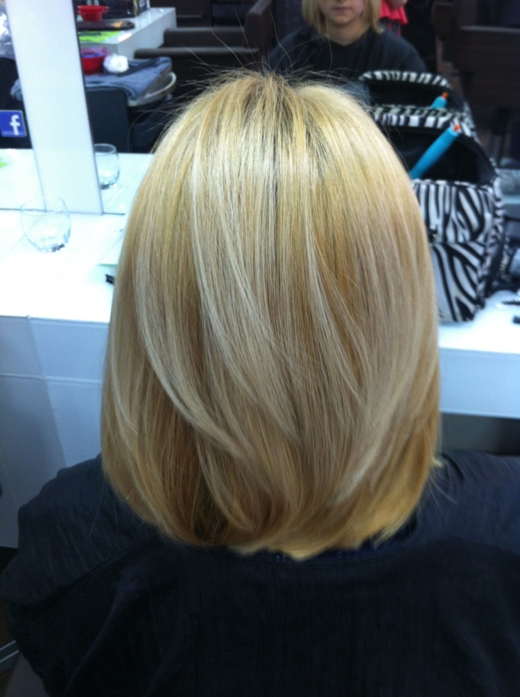 Стрижка Каскад средней длины сзади