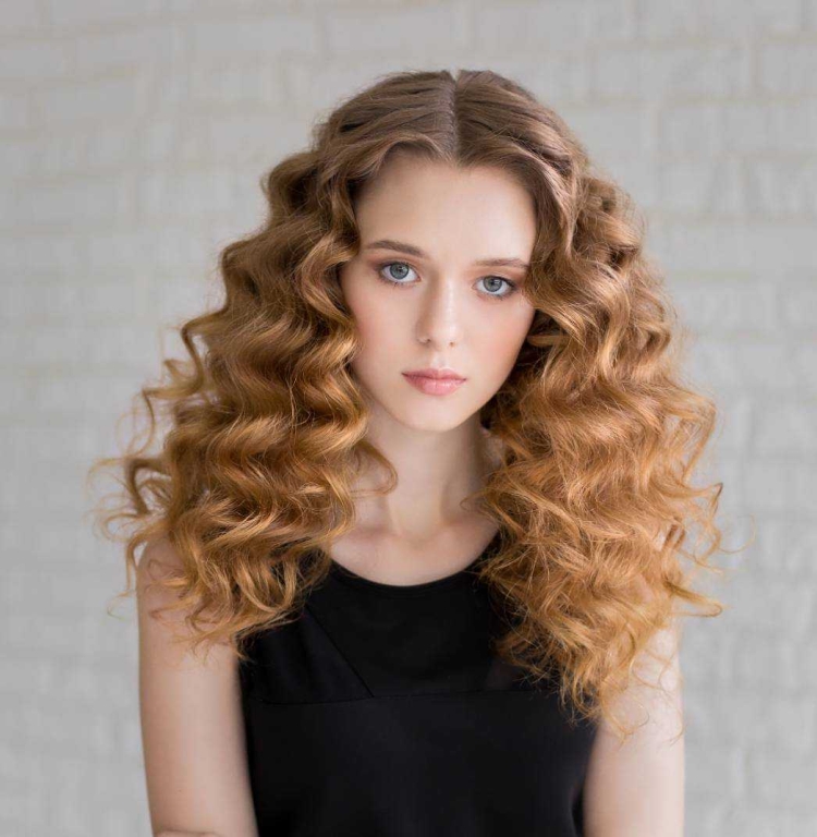 Русые кудрявые волосы