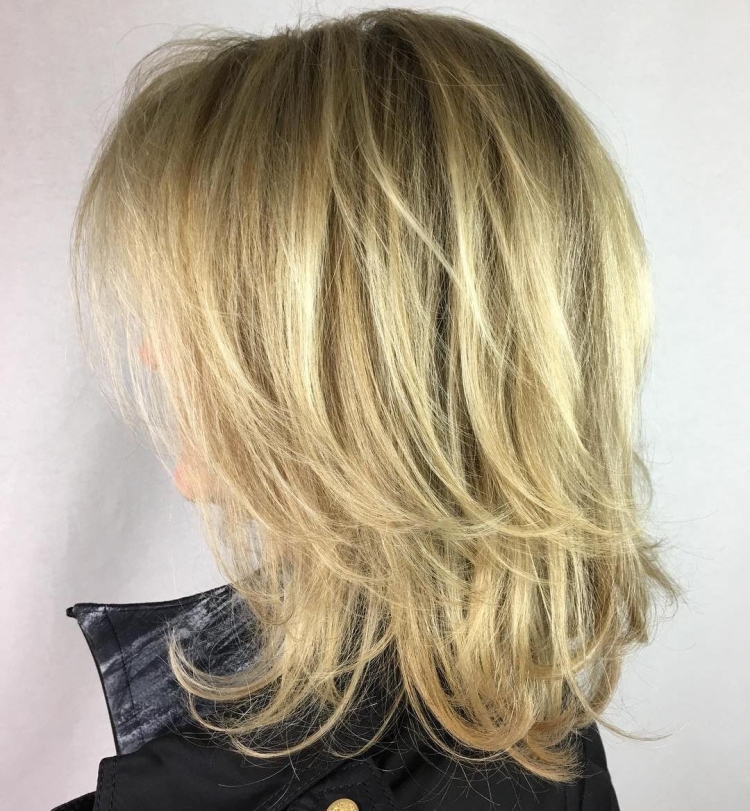 Каскад Шегги на средние волосы