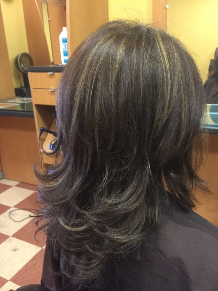 Градуированный Каскад на средние темные волосы