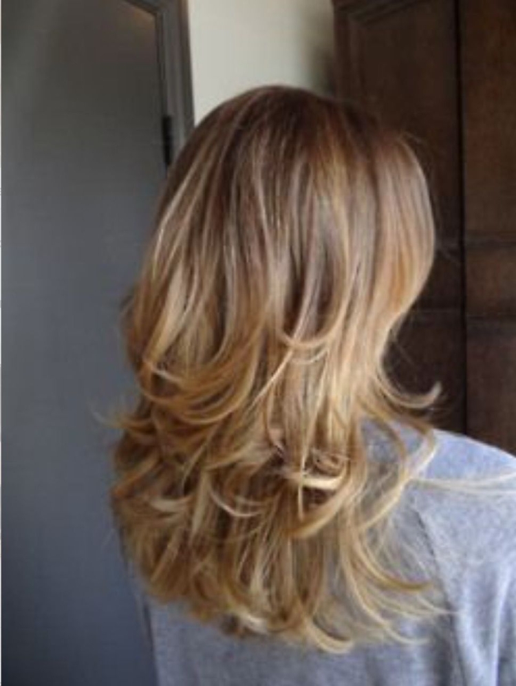 Стрижка Каскад на средние волосы сзади