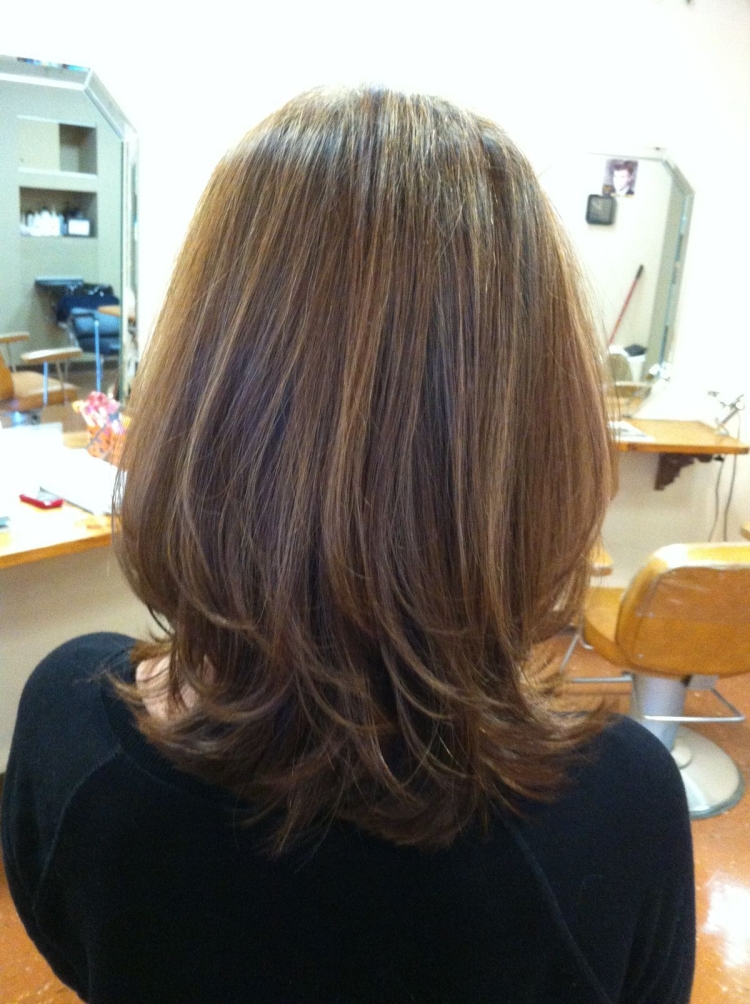 Стрижка слоями на средние волосы без челки