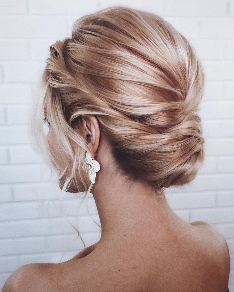 Коктейльная укладка на средние волосы