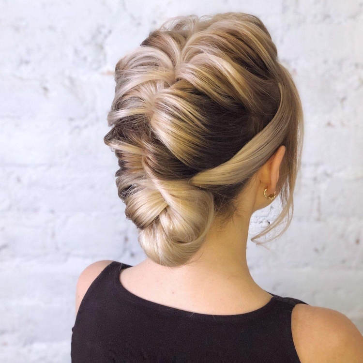 Прическа пучок на короткие волосы