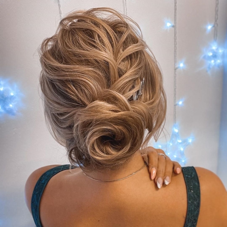 Прическа на каре собранные волосы