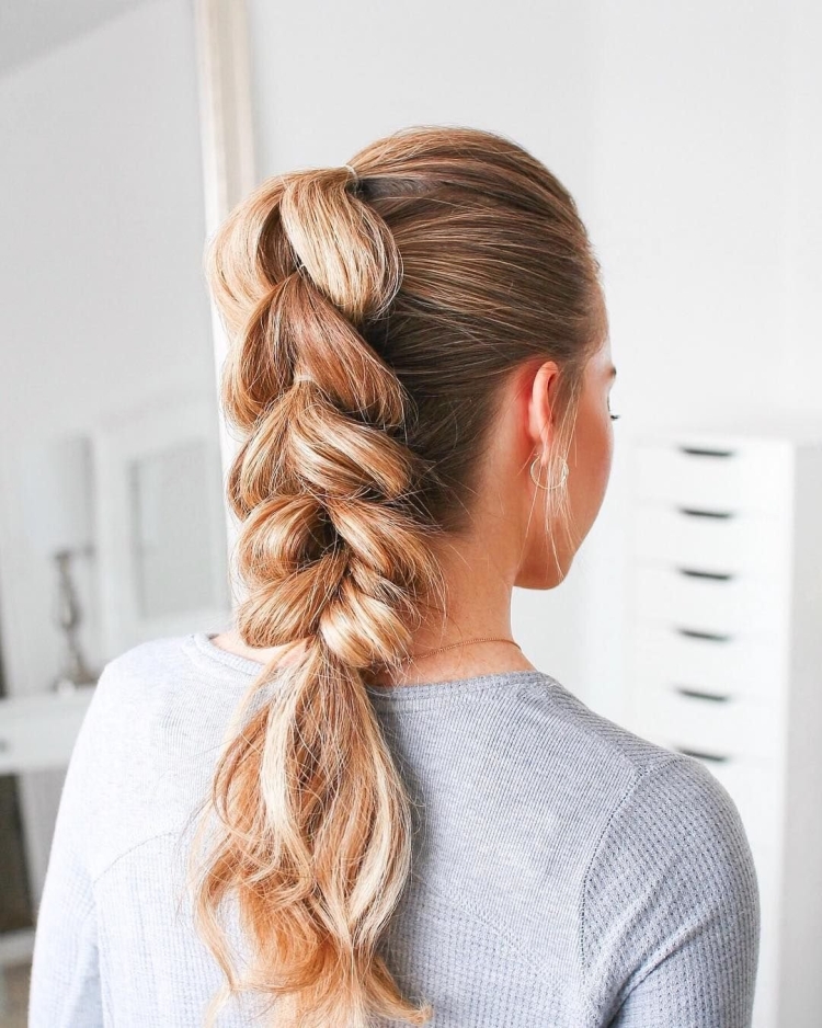 Девушка с косичками