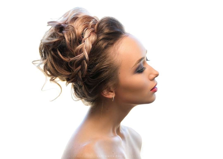 Небрежный пучок на средние волосы