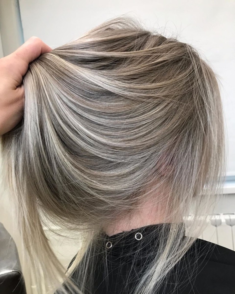 Пепельный с затемнением корней