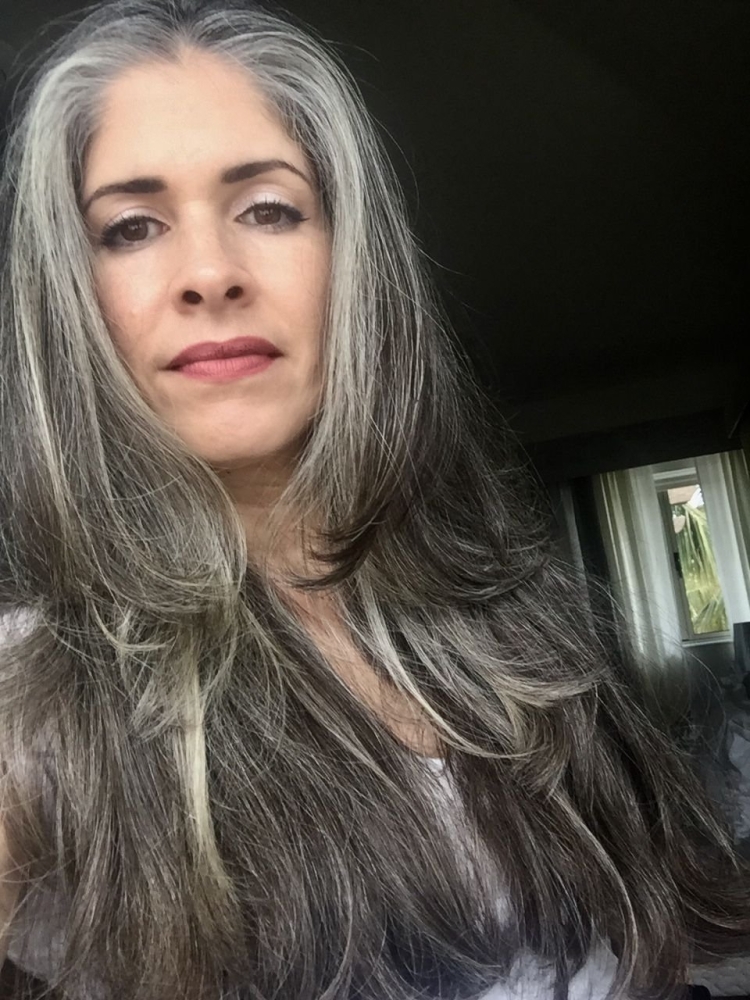 Женщина с седыми прядями