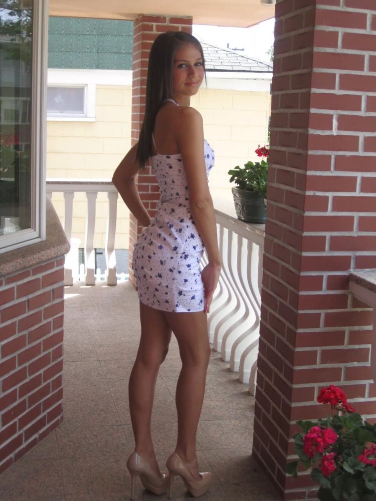 Молодые девушки в коротких платьях